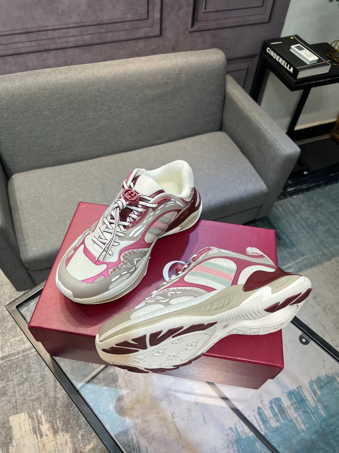Men's Men's Shoes 💰900 Gucci Gucci 2.0 Sports Shoes Couple's Style Retro Casual Shoes Running Shoes Original Purchase, Development, Production Gucci 2.0 Sports Shoes reinterpret the brand's iconic striped webbing elements. This sneaker reinterprets the iconic details, using thick EVA soles with a smart silhouette, bringing a stable and comfortable wearing experience. Exquisite packaging at the delivery counter. Fabric: original imported cowhide + technical fabrics. Lining: original imported breathable mesh. Sole: original molded ultra-light foam rubber. Bottom thickness: 4CM. Size: 35-40 for women / 39-45 for men.
